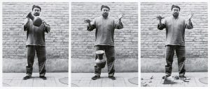 Ai Weiwei, Dropping a Han Dynasty Urn, 1995 / B/W photo (Triptychon) private collection / Photo: Courtesy Ai Weiwei Studio © 2022 Ai Weiwei